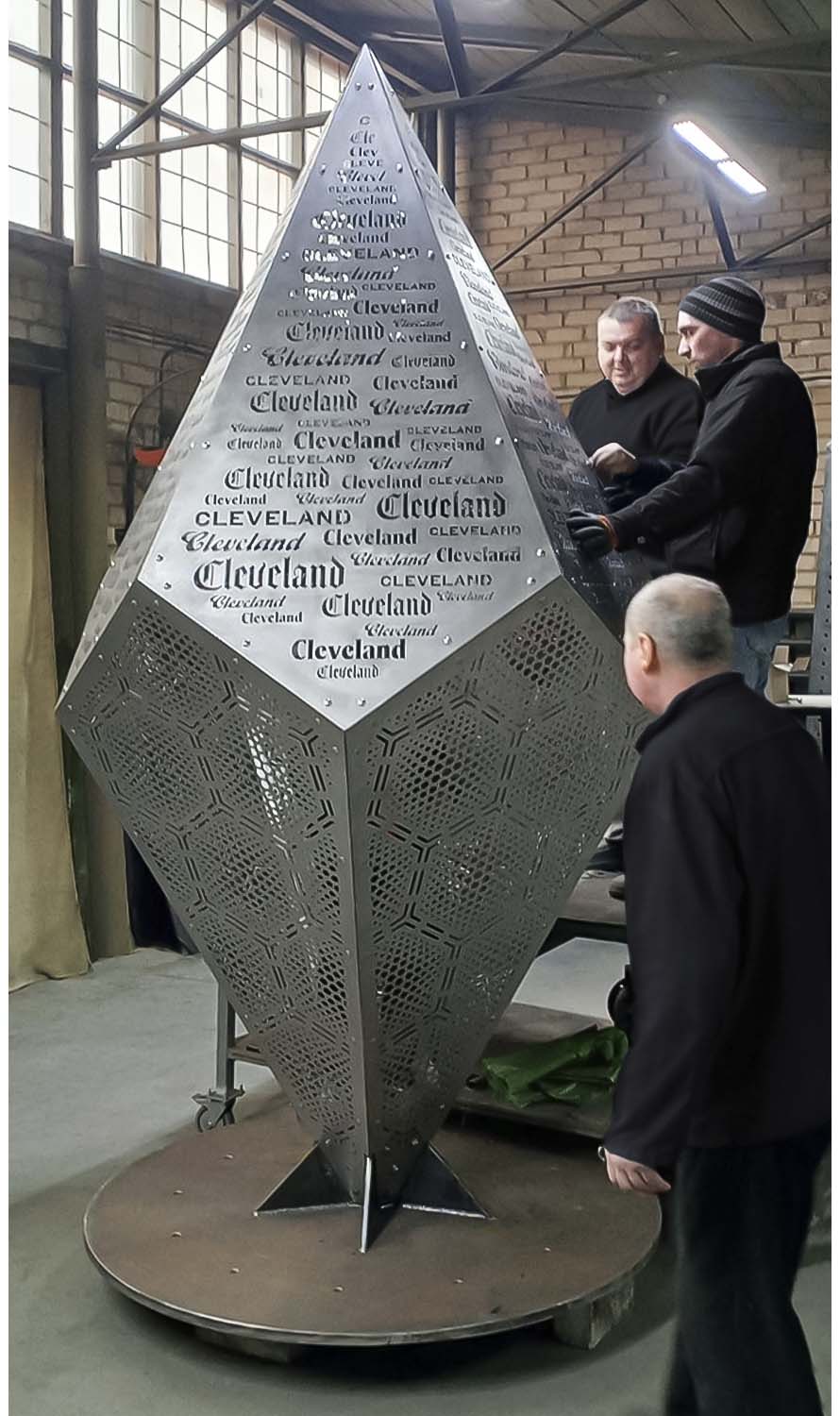 Сотрудники DION ART STUDIO собирают металлическую арт-инсталляцию «Cleveland» на производстве