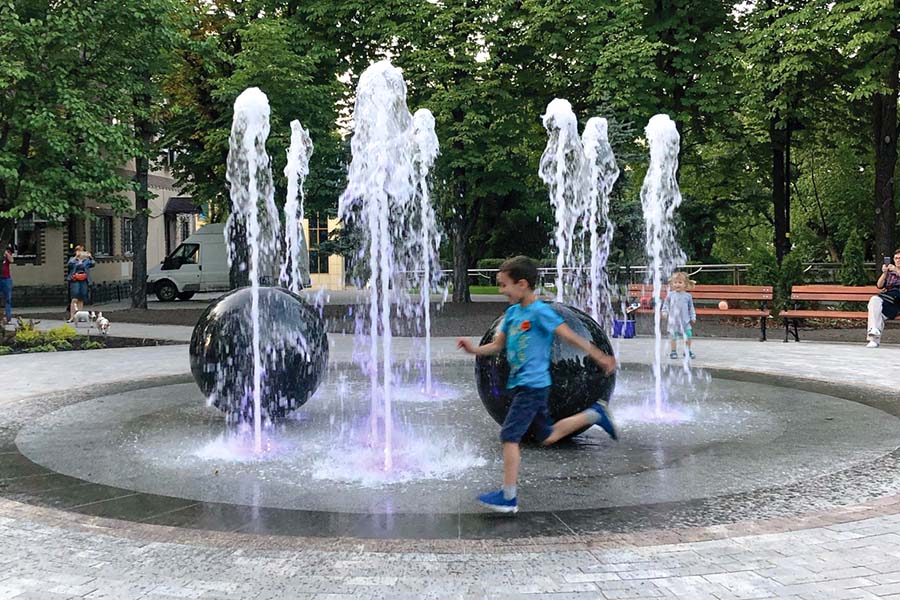 Сухой пешеходный фонтан в Куреневском парке Киева - Фото №3