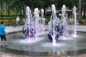 Сухой пешеходный фонтан в Куреневском парке Киева