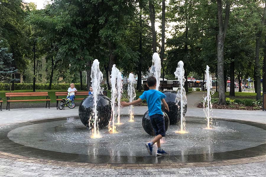 Сухой пешеходный фонтан в Куреневском парке Киева - Фото №2