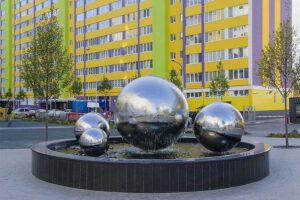 Фонтан с металлическими сферами