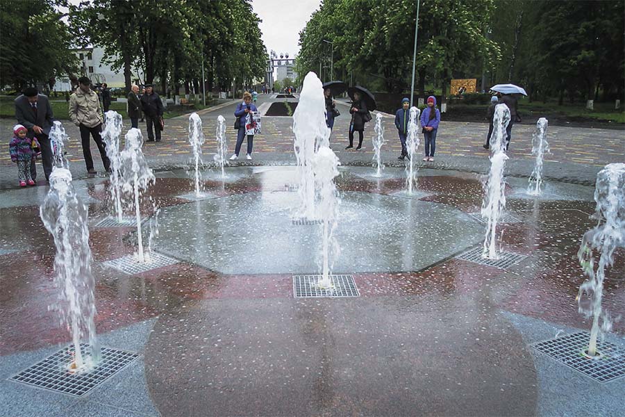 Сухой пешеходный фонтан в городском парке - Фото №2